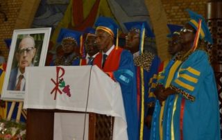Le P. Léon de Saint Moulin a reçu des hommages vibrants et colorés à la Cathédrale Notre Dame du Congo avant son inhumation.