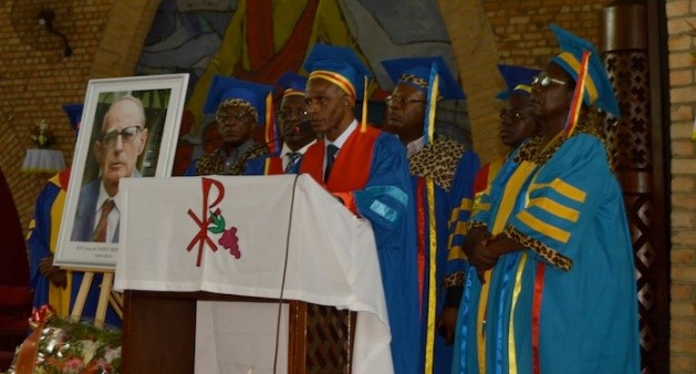 Le P. Léon de Saint Moulin a reçu des hommages vibrants et colorés à la Cathédrale Notre Dame du Congo avant son inhumation.